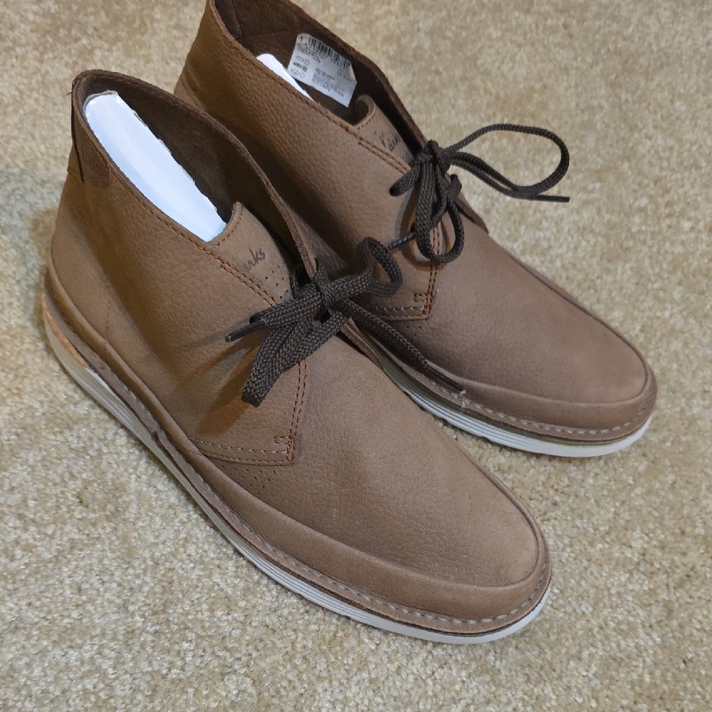 Clarks Men's Tan Chukka Boots - Picture 1 of 5